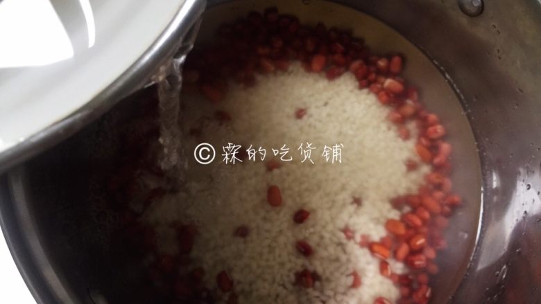 红豆小圆子糖粥,随后，把红豆和大米倒入锅中，再加入足量的<a style='color:red;display:inline-block;' href='/shicai/ 156925'>水</a>。