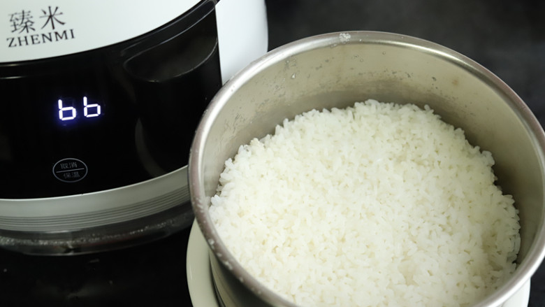 菠萝鸡丁炒饭,煮好的米饭取出来即可，米粒颗颗分明，弹性十足，做炒饭可以直接用，不需要去等隔夜饭了。