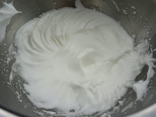 无水无油酸奶蛋糕
,蛋清打发至湿性大弯钩状态

