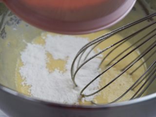 无水无油酸奶蛋糕
,低粉➕玉米淀粉混合过筛加入
