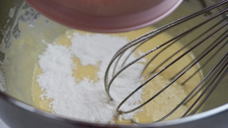 无水无油酸奶蛋糕
,低粉➕玉米淀粉混合过筛加入

