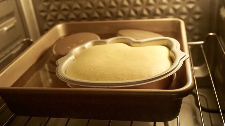 无水无油酸奶蛋糕
,深烤盘倒入水，把模具隔水一起放入烤箱水浴法135分钟-70分钟
