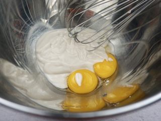 无水无油酸奶蛋糕
,分离蛋清蛋黄，蛋黄➕酸奶拌匀
