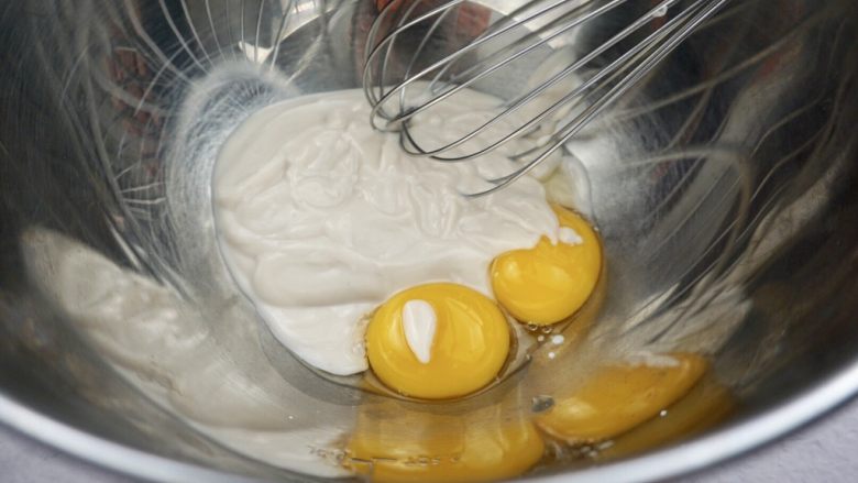 无水无油酸奶蛋糕
,分离蛋清蛋黄，蛋黄➕酸奶拌匀
