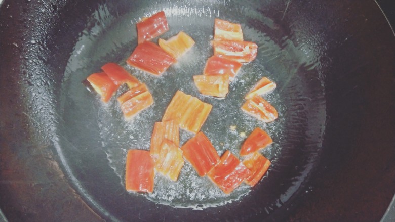 肉块西兰花,清洗干净锅后，倒油放入红辣椒翻炒