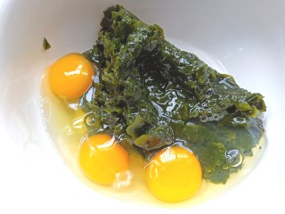 煎海藻鸡蛋饼,打入碗中，搅拌均匀