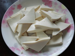 家常豆腐,将豆腐切成三角形的薄片