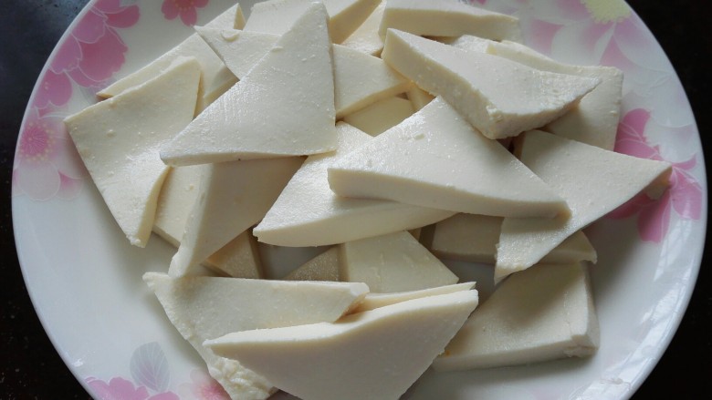 家常豆腐,将豆腐切成三角形的薄片