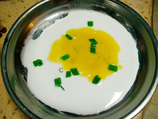 肠粉,找一个平盘，抹一层薄油，我是用吃火锅的勺子舀一勺，再倒入一点蛋液，适量葱花