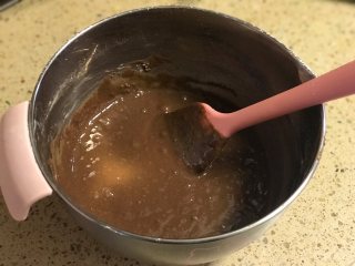 奥利奥反转巧克力马芬,将牛奶鸡蛋液和步骤一的粉类混合翻拌均匀。