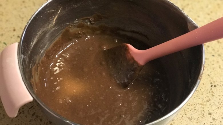 奥利奥反转巧克力马芬,将牛奶鸡蛋液和步骤一的粉类混合翻拌均匀。