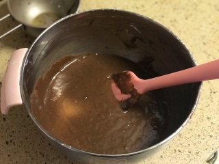 奥利奥反转巧克力马芬,再加入黄油翻拌均匀。