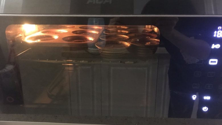 奥利奥反转巧克力马芬,烤箱190度提前预热好，然后放入烤箱，中层上下火转180度烤25分钟左右。