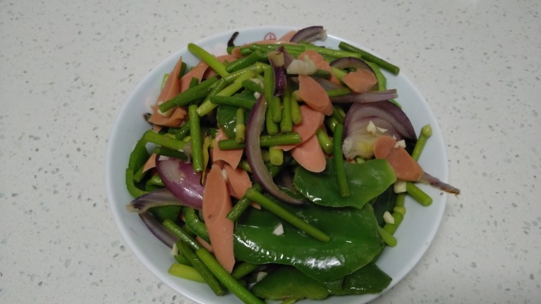 蒜苔、菜椒炒火腿,盛入盘中。