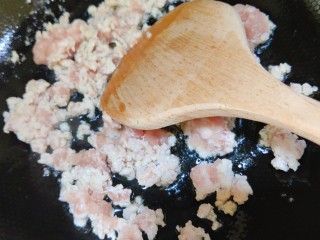 肉沫蒜薹,热锅放油加入肉沫。