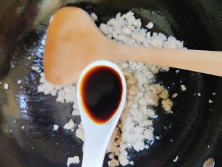 肉沫蒜薹,炒变色后，加入一勺生抽。