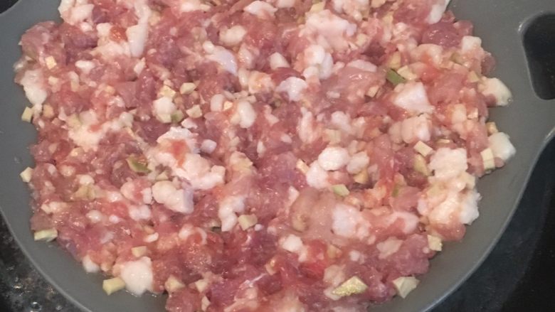 头菜剁猪肉,烧开一锅水，放入肉饼蒸4分钟