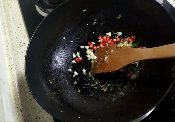 红烧茄子,另起锅放入辣椒，蒜末煸炒出香味