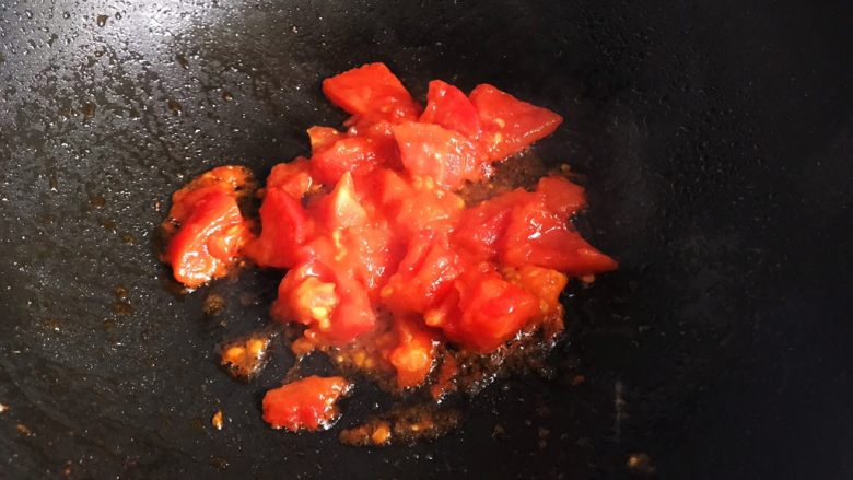 西红柿虾干豆腐羹,中小火煸炒至西红柿出沙