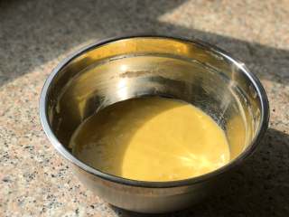 铜锣烧,用手动打蛋器混合均匀。过筛。盖上保鲜膜，放入冰箱冷藏15-20分钟。