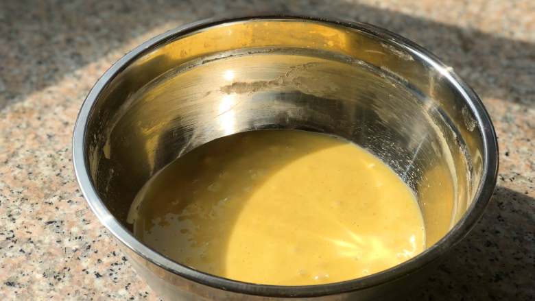 铜锣烧,用手动打蛋器混合均匀。过筛。盖上保鲜膜，放入冰箱冷藏15-20分钟。