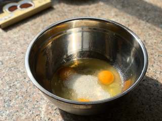铜锣烧,鸡蛋加入玉米油和白砂糖打散。