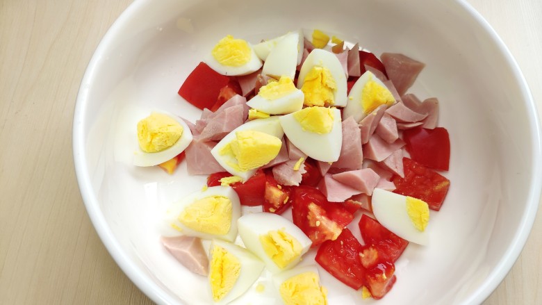 藜麦生菜沙拉,将切好的鸡蛋、番茄、火腿放到一起。