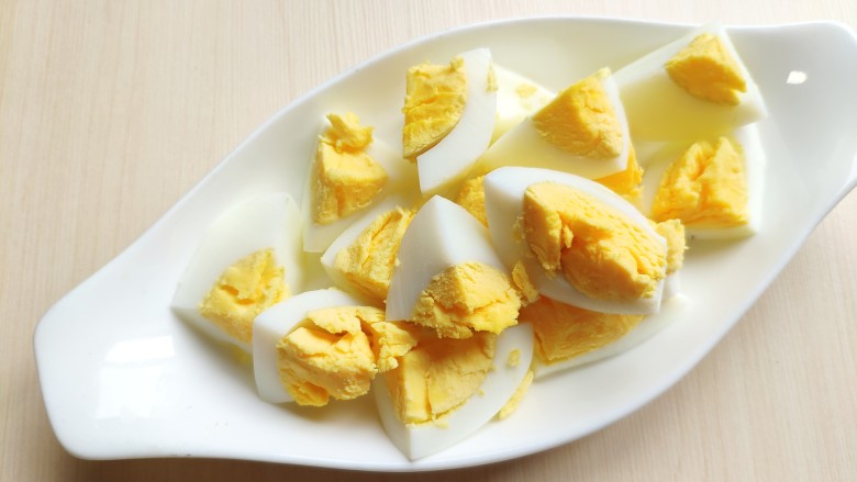 藜麦生菜沙拉,将剥好凉透的鸡蛋切成块。