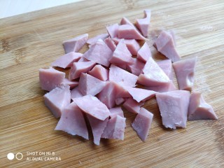 藜麦生菜沙拉,火腿切成块或者小丁。