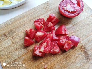 藜麦生菜沙拉,番茄也切成小块。如用樱桃番茄就直接对半切。