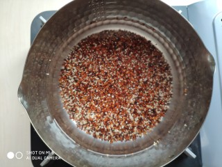 藜麦生菜沙拉,藜麦淘洗干净放入锅里，加水煮开。