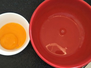 简易6寸戚风蛋糕(2蛋),两个蛋黄蛋清分离。