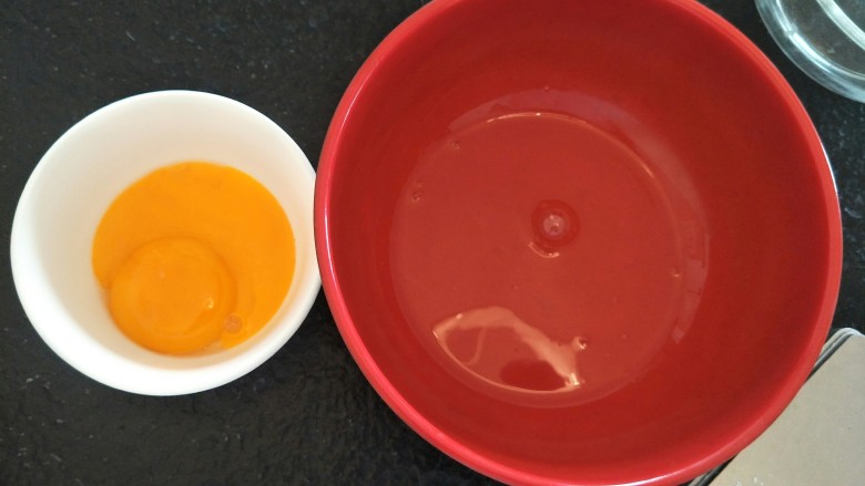 简易6寸戚风蛋糕(2蛋),两个蛋黄蛋清分离。
