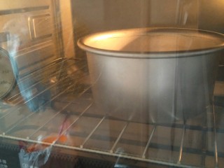 简易6寸戚风蛋糕(2蛋),150°，放入烤箱30分钟到35分钟。