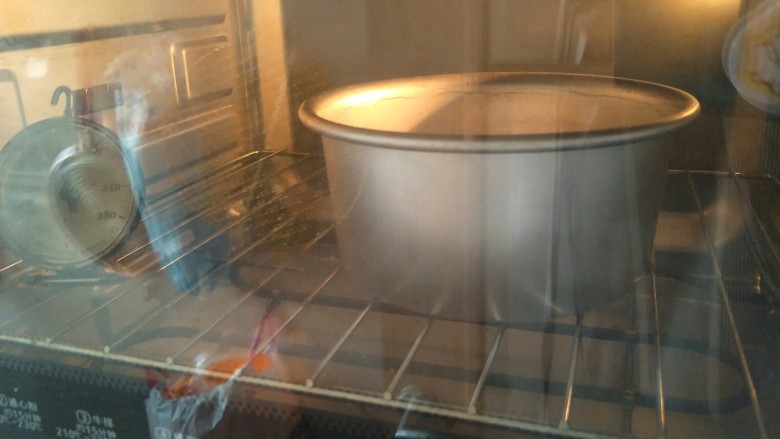 简易6寸戚风蛋糕(2蛋),150°，放入烤箱30分钟到35分钟。