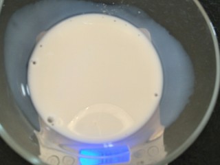 简易6寸戚风蛋糕(2蛋),在一个干净的碗里称40ml牛奶。