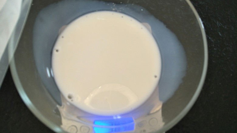简易6寸戚风蛋糕(2蛋),在一个干净的碗里称40ml<a style='color:red;display:inline-block;' href='/shicai/ 219'>牛奶</a>。