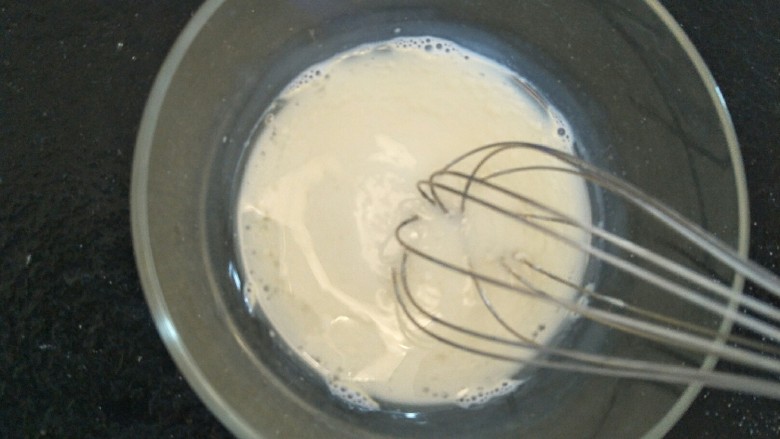 简易6寸戚风蛋糕(2蛋),用蛋抽混合均匀。