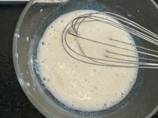 简易6寸戚风蛋糕(2蛋),牛奶和油可以混合的，因为牛奶里也有油脂