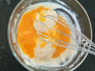 简易6寸戚风蛋糕(2蛋),这个时候再继续加入蛋黄液。