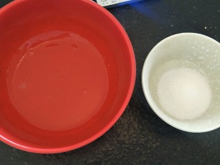 简易6寸戚风蛋糕(2蛋),打发蛋清18g细砂糖两个蛋白