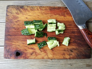 凉拌腐竹,黄瓜洗净拍一下至松散，然后切段。