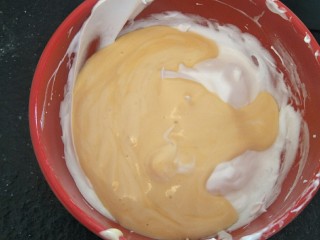 简易6寸戚风蛋糕(2蛋),把混合好的蛋黄和继续加入蛋白中。