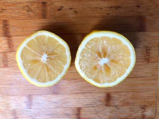 柠檬汁拌黄瓜,柠檬清洗干净，对半切开，把柠檬籽去掉。