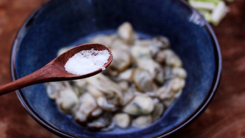 金牌海蛎子煎,加入适量的盐调味。