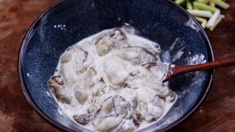 金牌海蛎子煎,用筷子搅拌均匀成浆。
