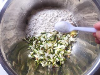 槐花饼,2小勺的盐（根据口味还能加少许胡椒粉之类的。）
