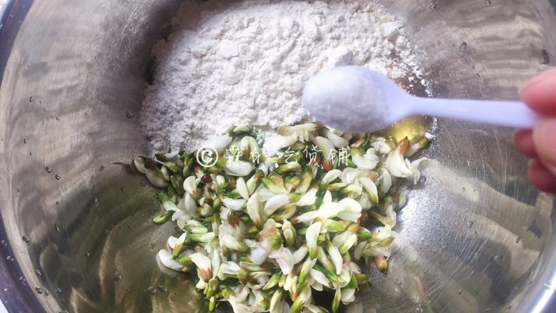 槐花饼,2小勺的盐（根据口味还能加少许胡椒粉之类的。）