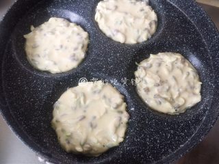 槐花饼,煎锅里刷油，舀适量的面糊摊成小饼状。