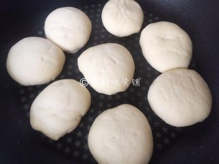 山药发面饼,把发酵好的面团放入平底锅中烙（锅里不需要刷油。）